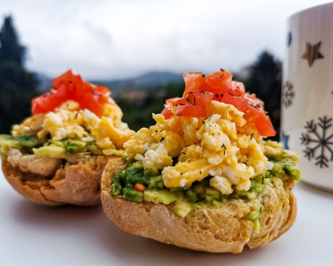 Tostada de aguacate, huevo y tomate 