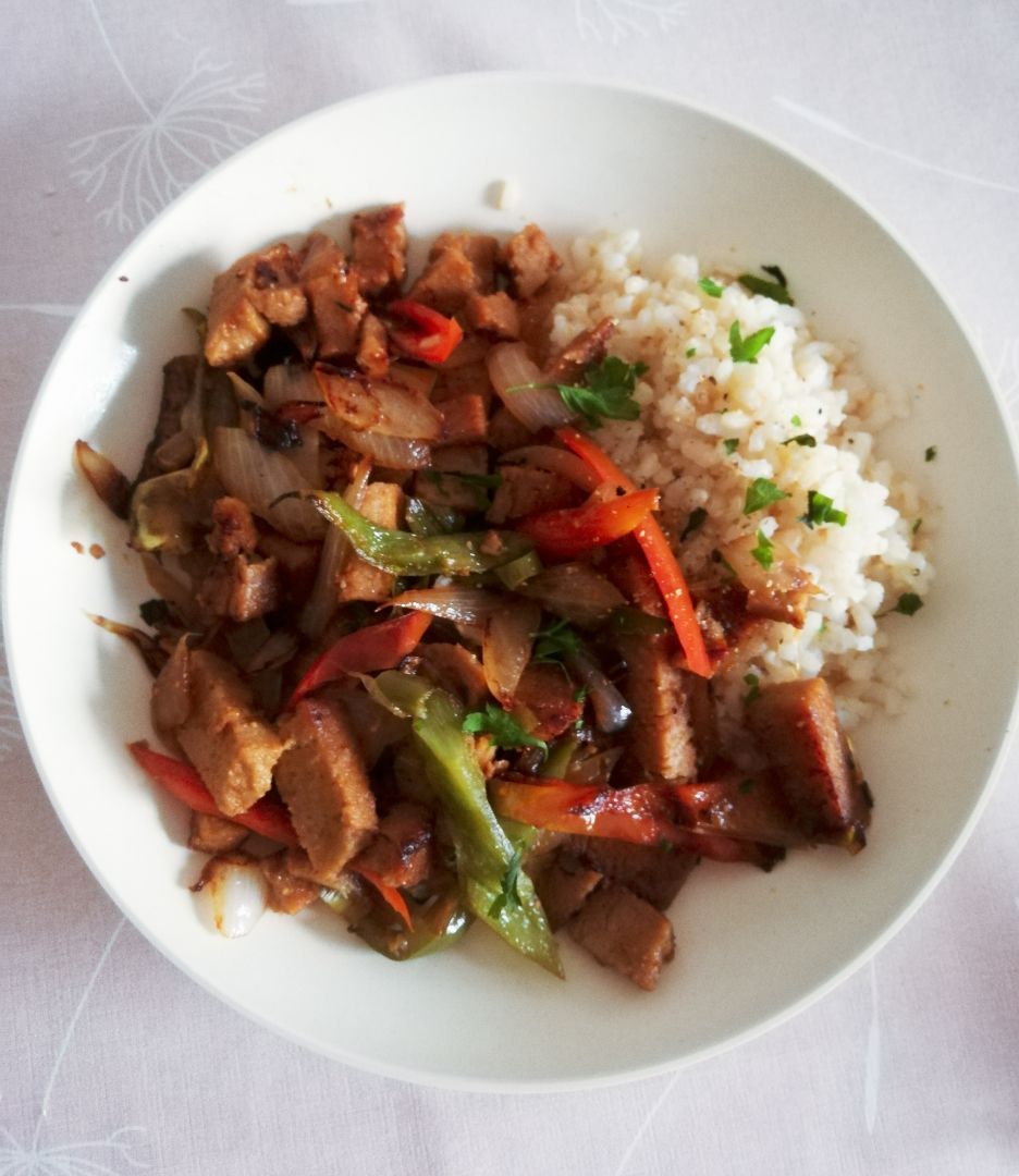Tempeh y verduras con salsa de soja y arroz