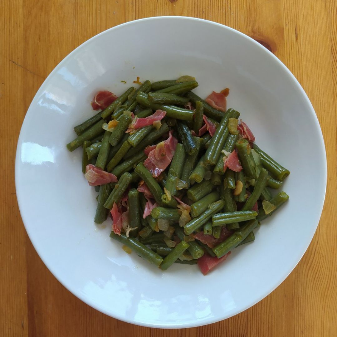 Judías verdes con jamón serrano. Judías verdes con jamón serrano.