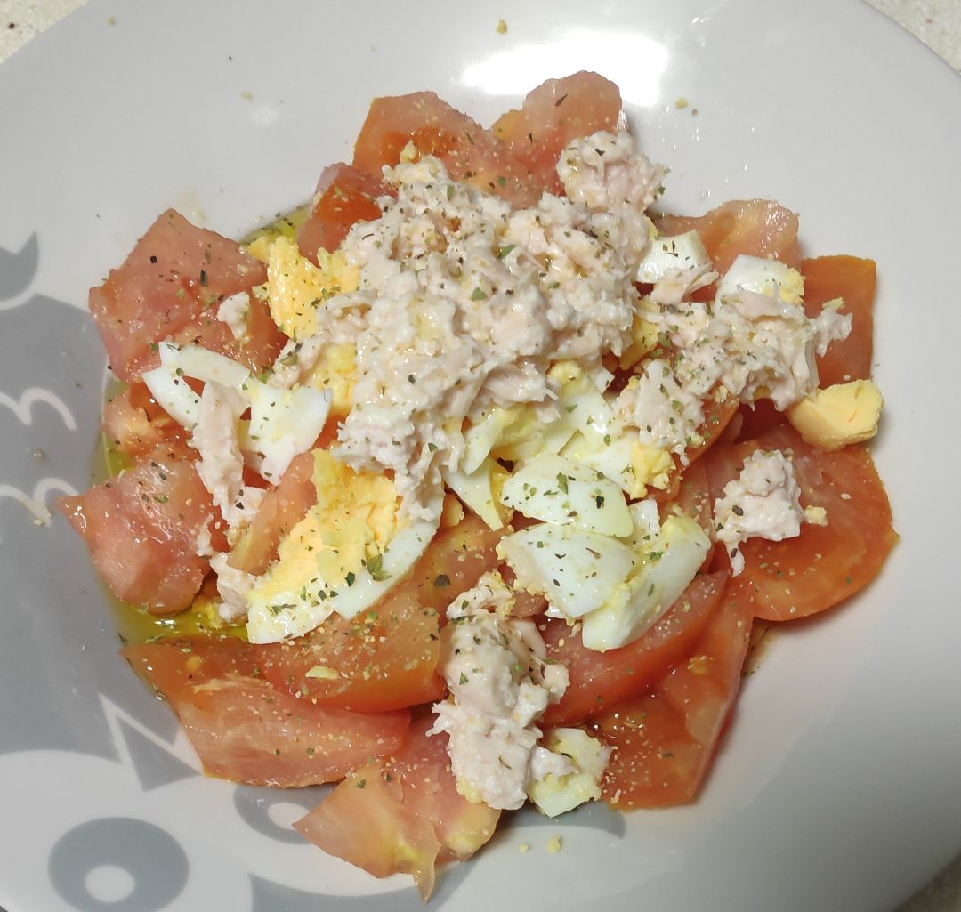 Ensalada de tomate, pollo y huevo duro. Ensalada de tomate, pollo y huevo duro.