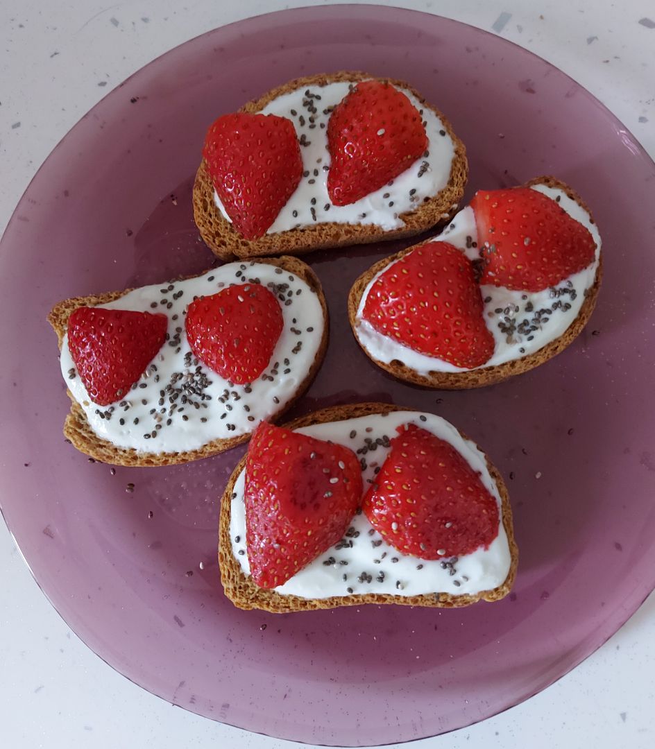 Tostadas de queso fresco batido con fresas y semillas de chía Tostadas de queso fresco batido con fresas y semillas de chía
