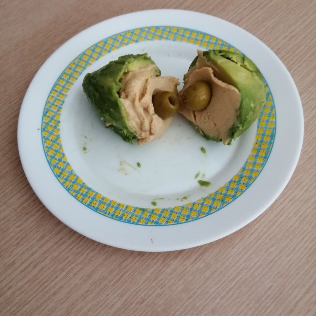 Aguacate relleno de hummus. Aguacate relleno de hummus.