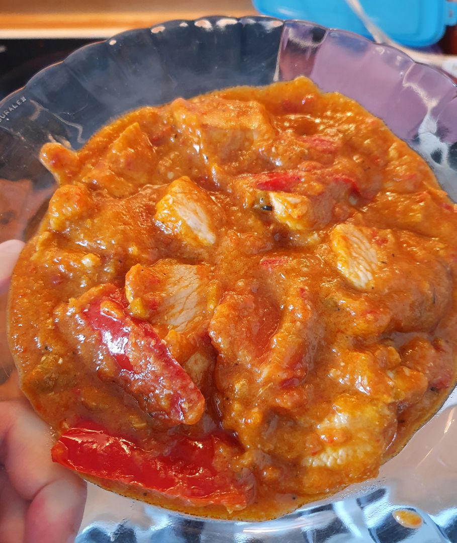 Pollo en salsa de calabacín y pimiento rojo Pollo en salsa de calabacín y pimiento rojo