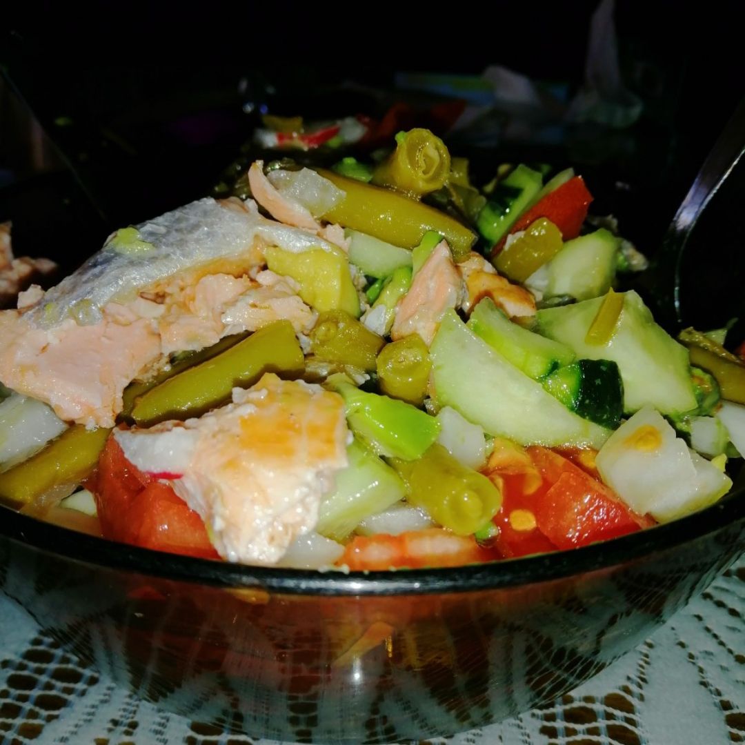 Salm贸n con aguacate tomate pepino cebolla r谩bano y abicholillas 馃い馃い Salm贸n con aguacate tomate pepino cebolla r谩bano y abicholillas 馃い馃い