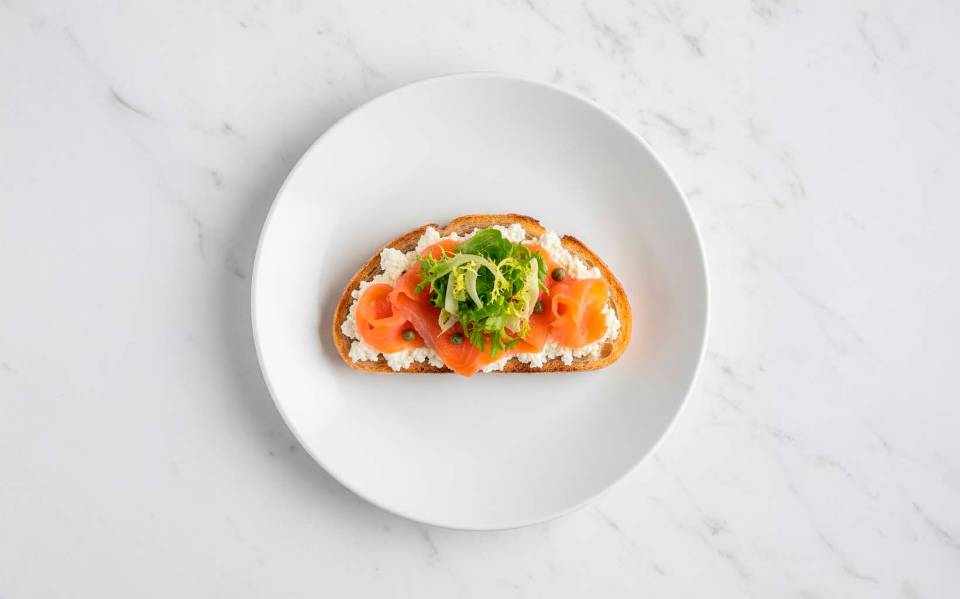 Tostada queso cottage y salmón 