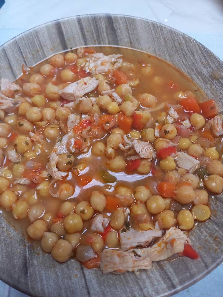 Cocido garbanzos verduras y pollo. Cocido garbanzos verduras y pollo.