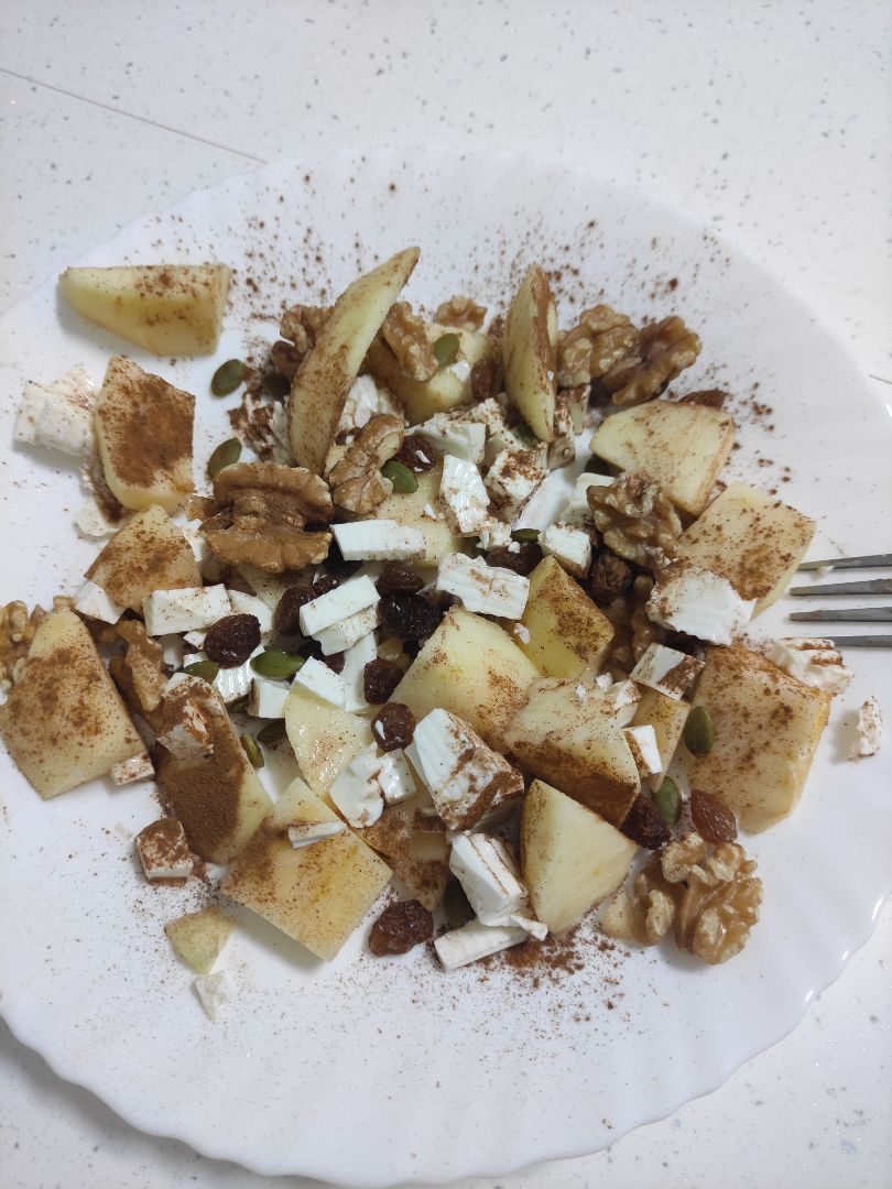 Merienda de manzana con queso fresco y frutos secos. Merienda de manzana con queso fresco y frutos secos.