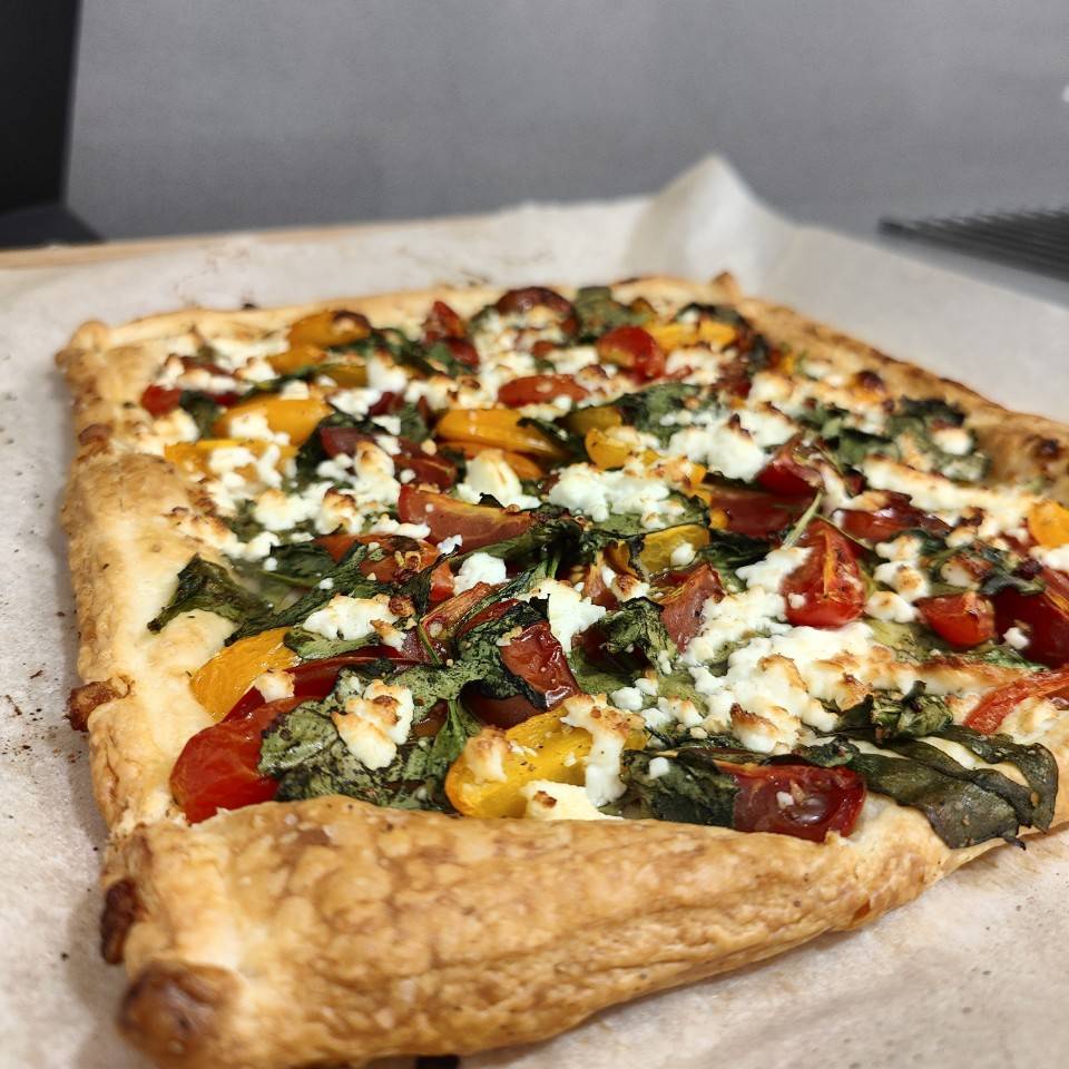 Hojaldre tomate, espinacas y queso feta
