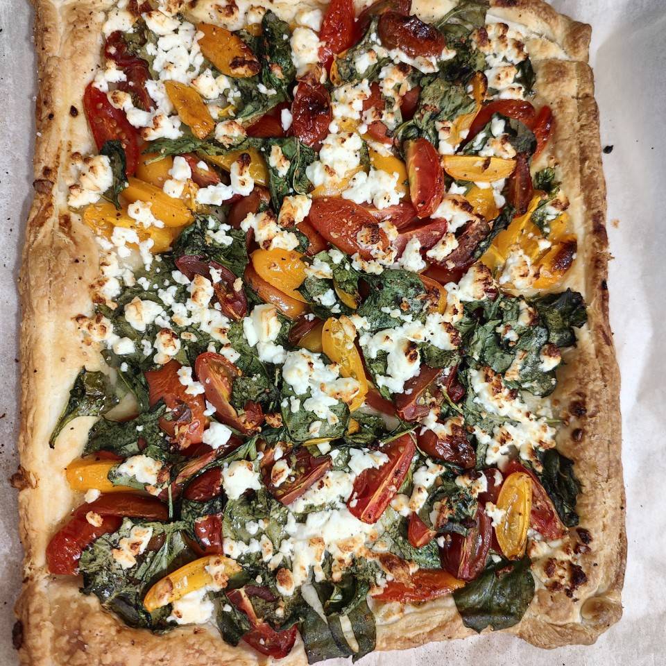 Hojaldre tomate, espinacas y queso feta