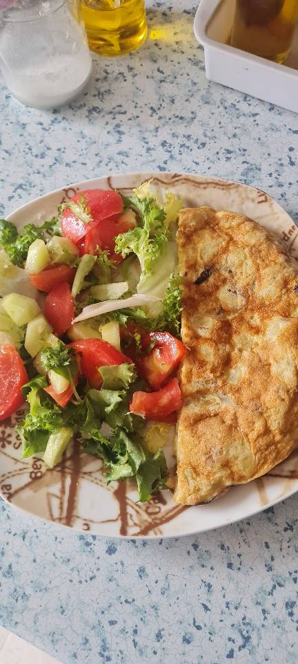 Tortilla de patata cocida y ensalada