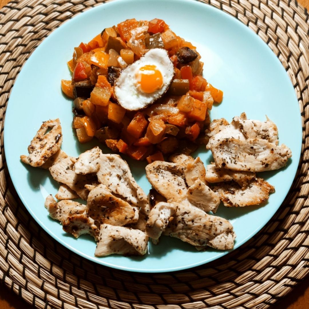 Plato combinado de huevo codorniz, pollo y "Samfaina" Plato combinado de huevo codorniz, pollo y "Samfaina"