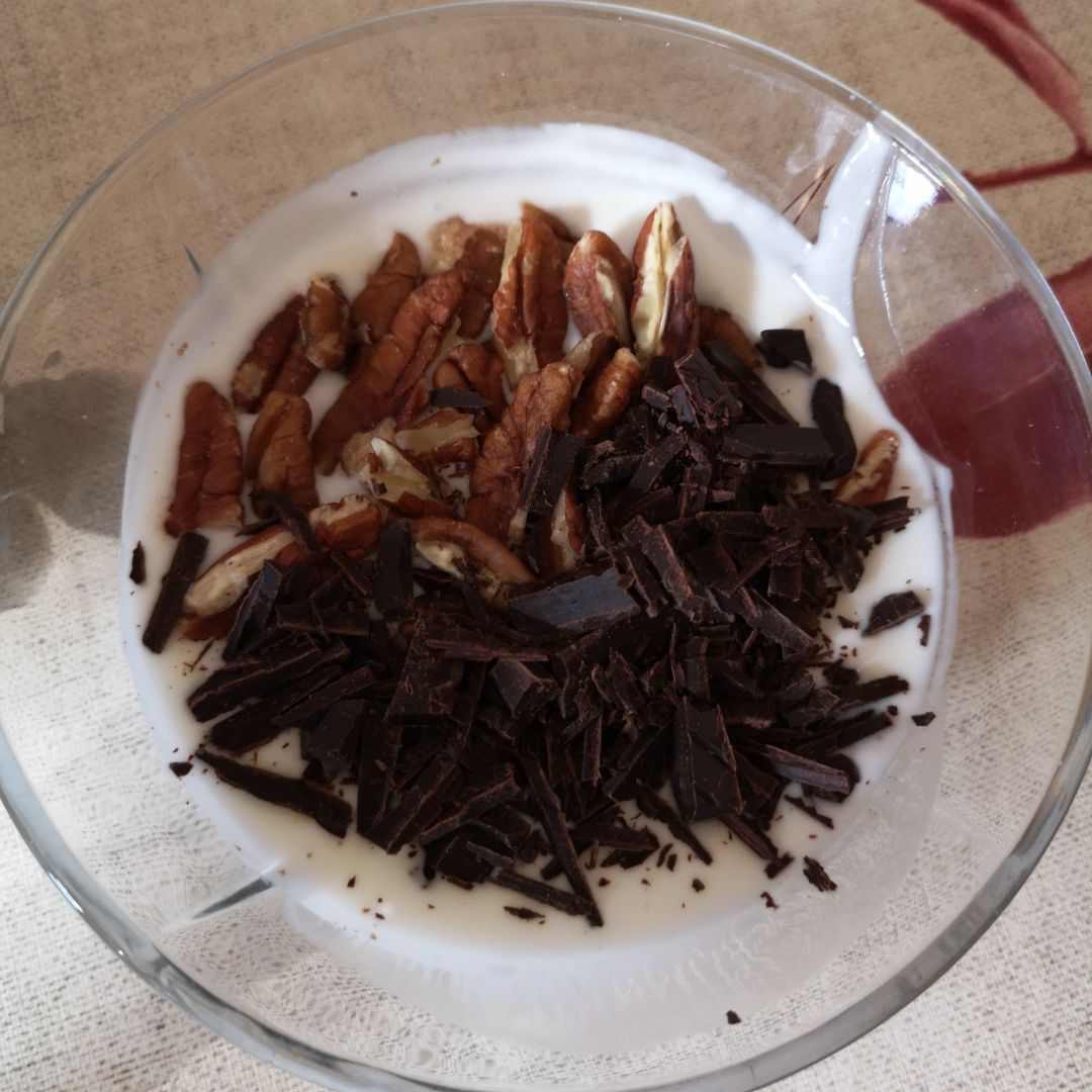 Kefir con nueces y chocolate Kefir con nueces y chocolate