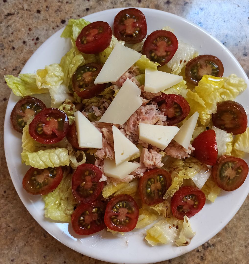 Ensalada con atún,  tomates cherry y queso 