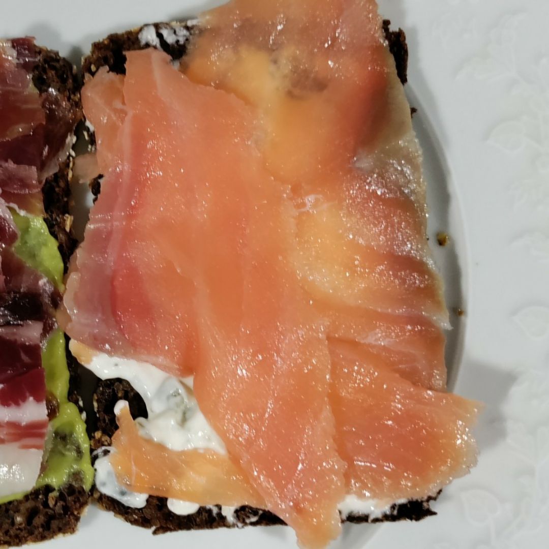 Pan alemán con tzatziki, guacamole y salmón ahumado Pan alemán con tzatziki, guacamole y salmón ahumado