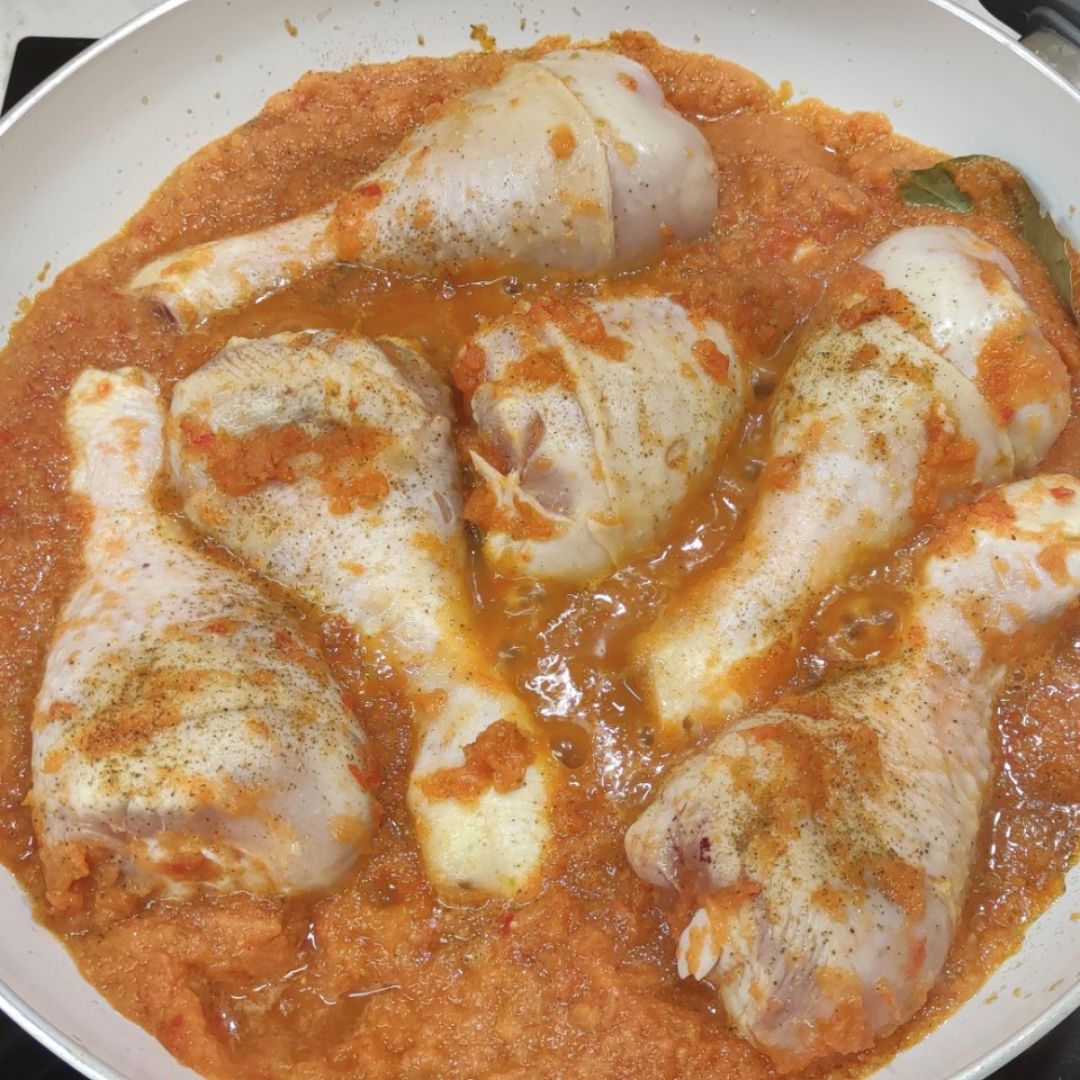 Muslitos de pollo en salsa de verduras Paso 1 Muslitos de pollo en salsa de verduras Paso 1