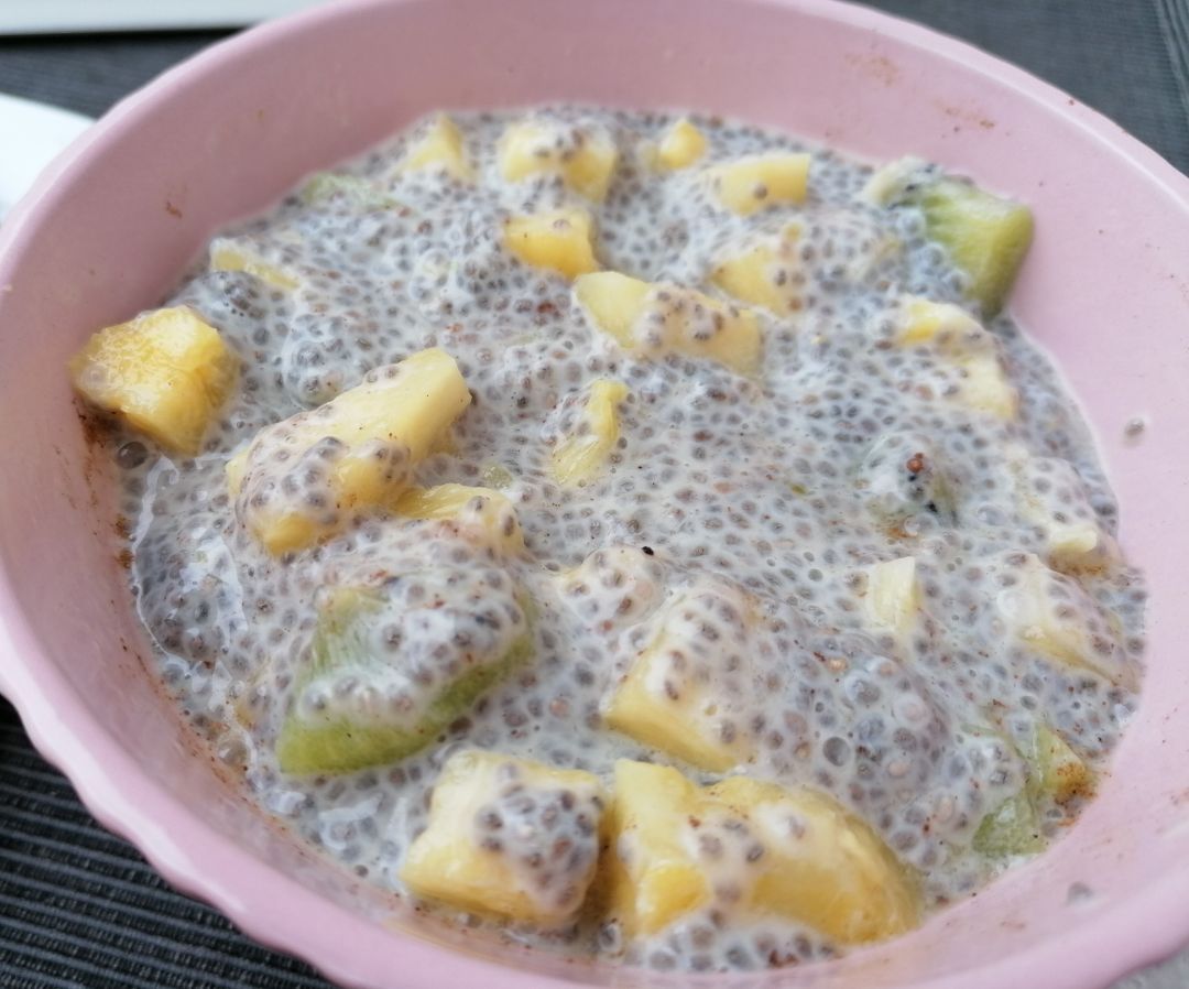 Pudin de Chia con piña y kiwi Pudin de Chia con piña y kiwi