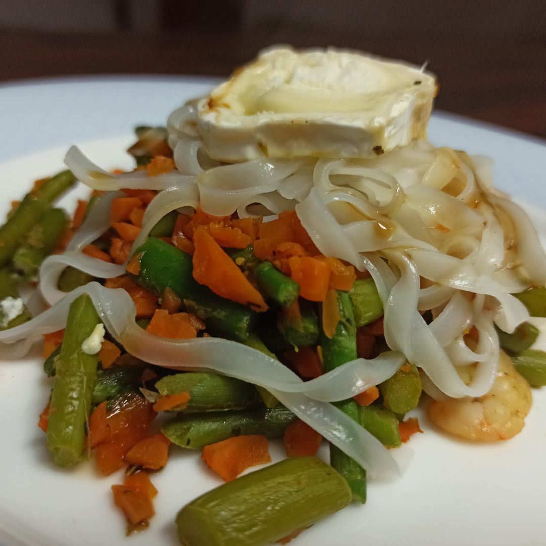 Noodle de arroz con salteado de espárragos y gambas Noodle de arroz con salteado de espárragos y gambas
