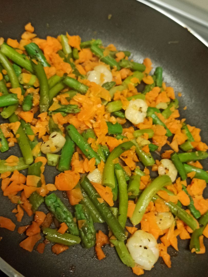 Noodle de arroz con salteado de espárragos y gambasStep 0