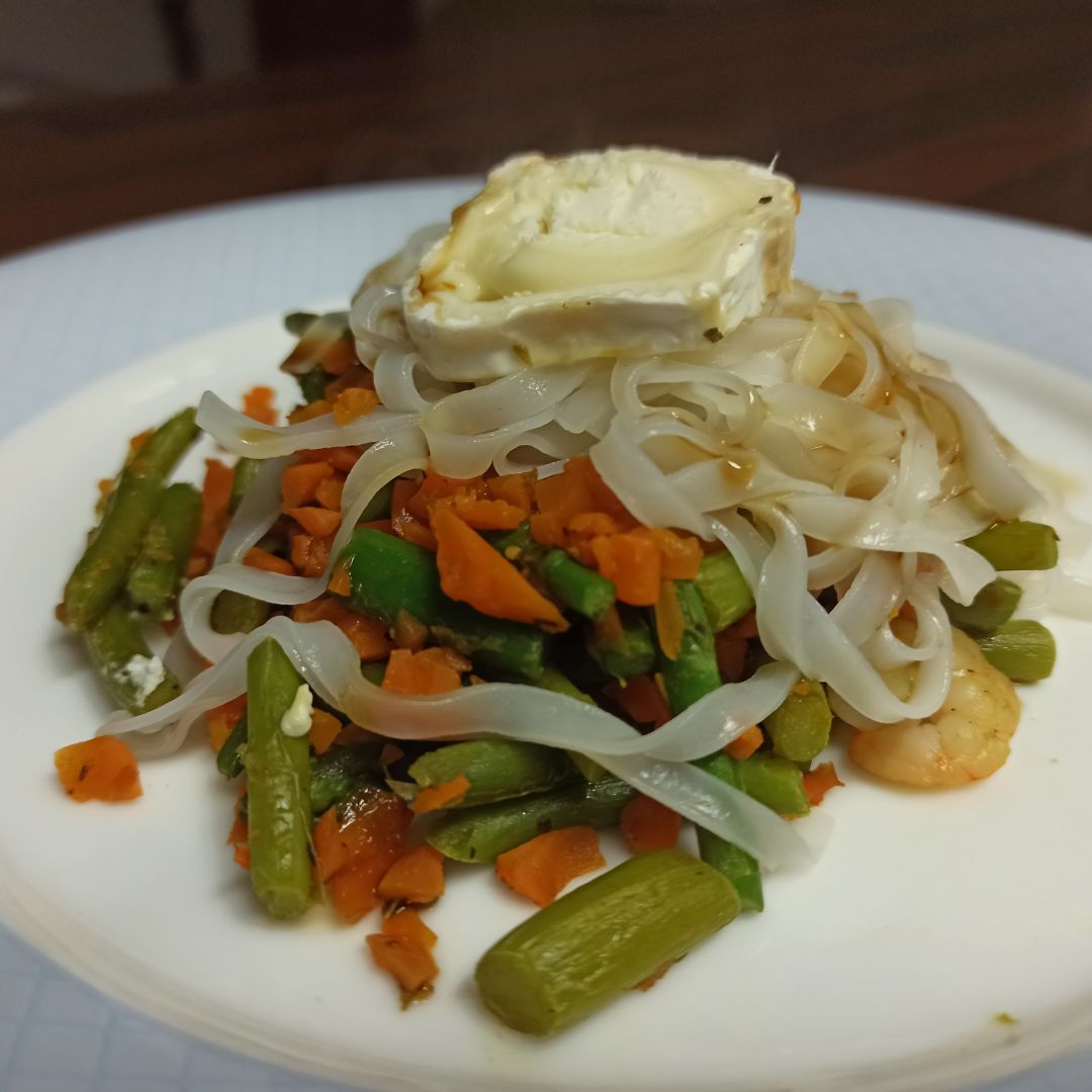 Noodle de arroz con salteado de espárragos y gambasStep 0