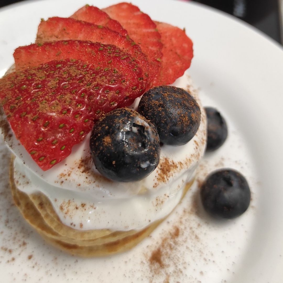 Tortitas de avena con yogur, fruta y canela Tortitas de avena con yogur, fruta y canela