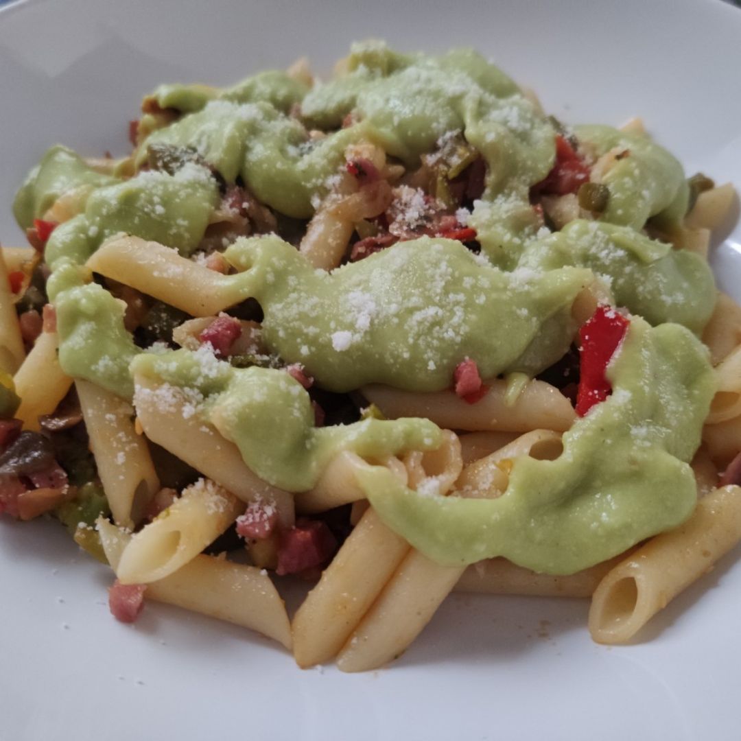 Pasta con carbonara de aguacate