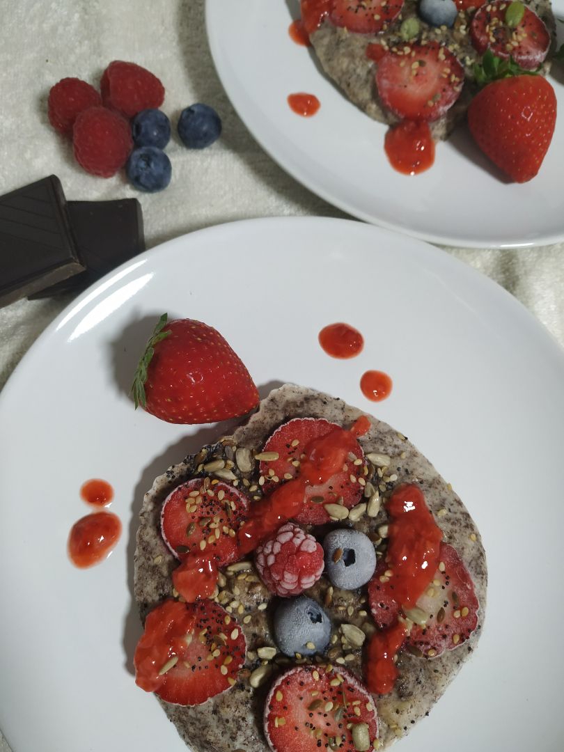 Frutos rojos sobre tartaleta helada de yogur, plátano y chocolate 🍓🍶🍌🍫