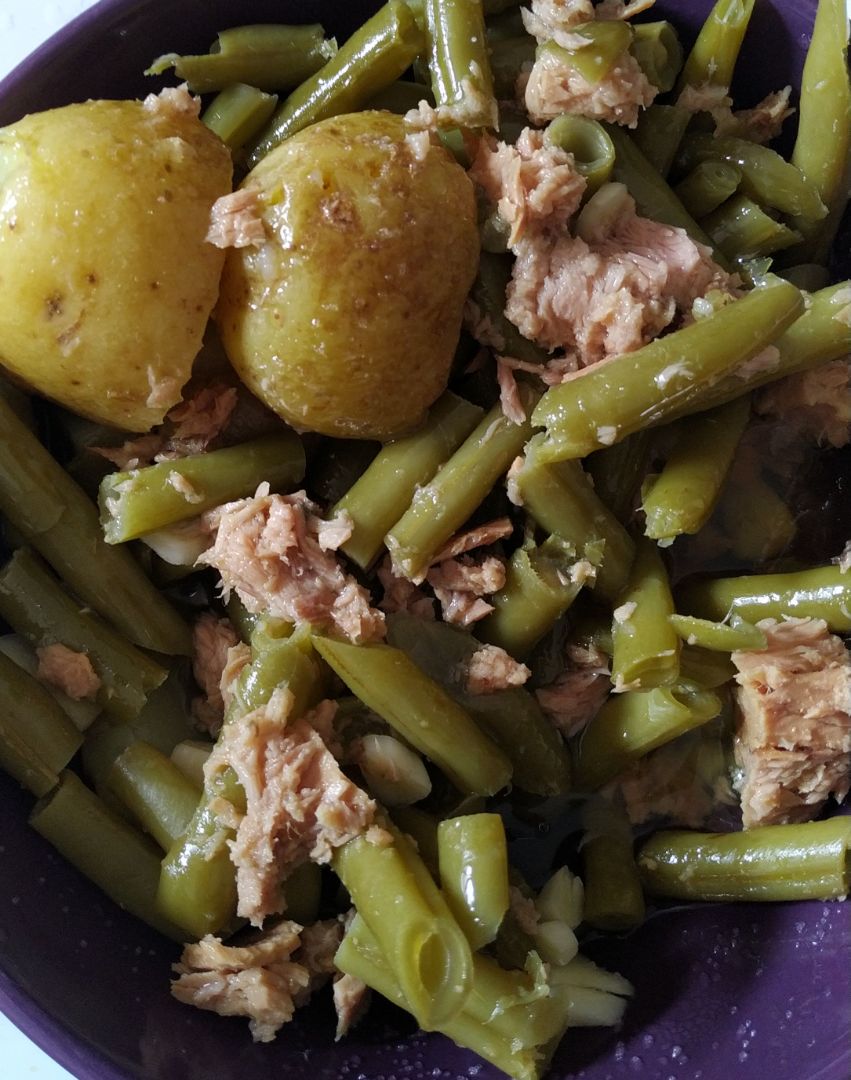 Ensalada templada de vainas (judías verdes), patata y atún
