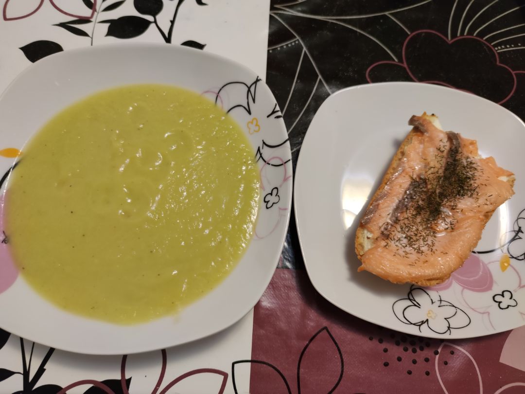 Crema de calabacín y tostada.