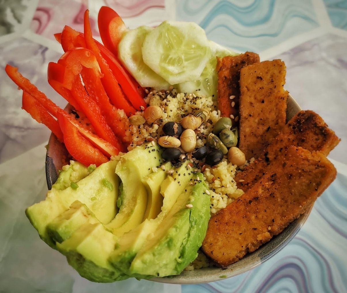 Bol de cuscús con tofu crujiente Bol de cuscús con tofu crujiente