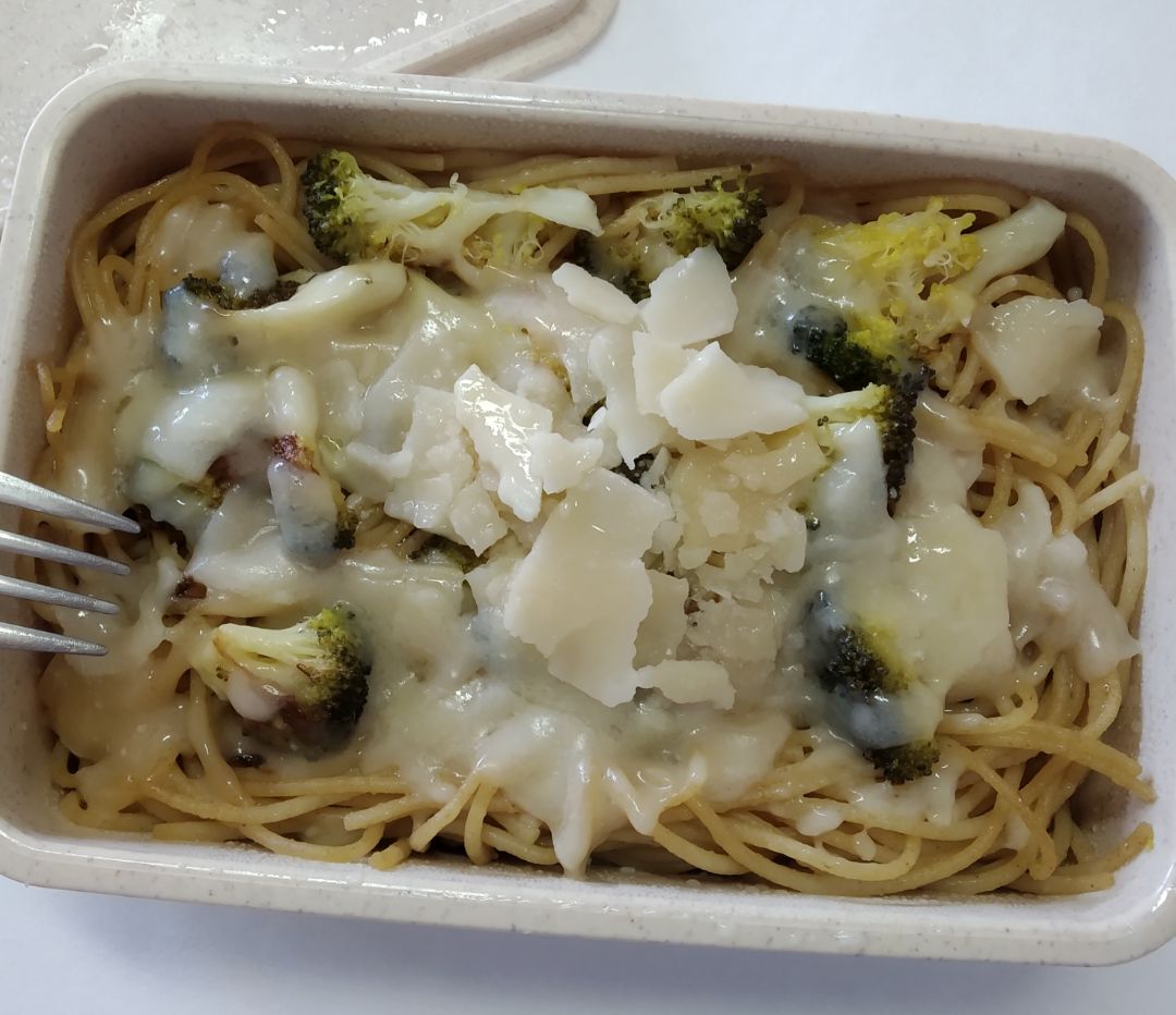 Espaguetis con brócoli y parmesano. Espaguetis con brócoli y parmesano.