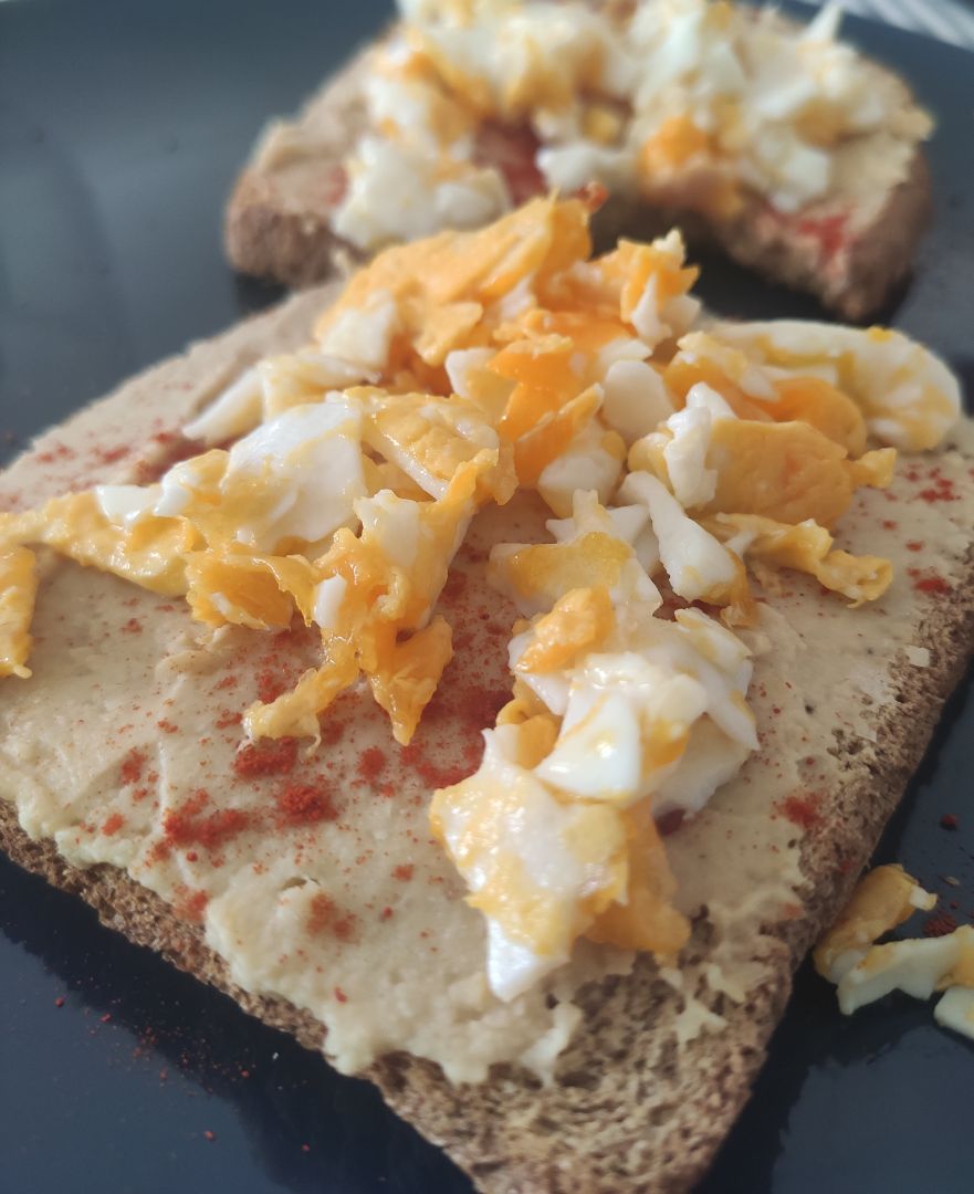 Tostadas de Hummus y Huevo a la plancha