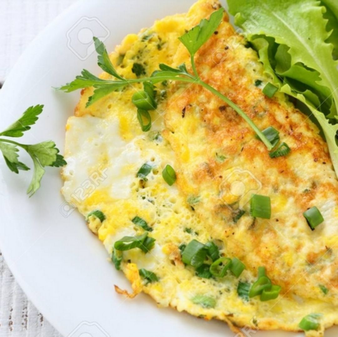 Tortilla francesa con cebolleta y unas hojas de lechuga Tortilla francesa con cebolleta y unas hojas de lechuga