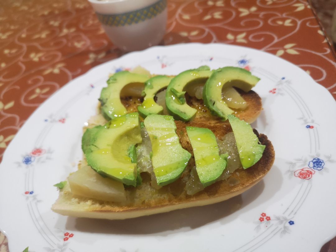 Tostada de aguacate y queso
