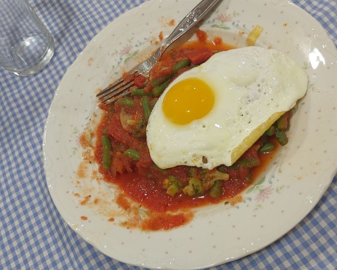 Salteado de verduras con tomate y huevo Salteado de verduras con tomate y huevo