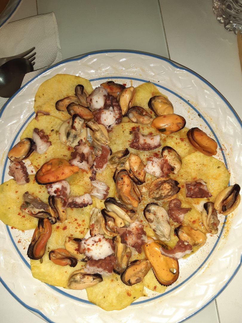 Salteado de patatas con marisco Salteado de patatas con marisco