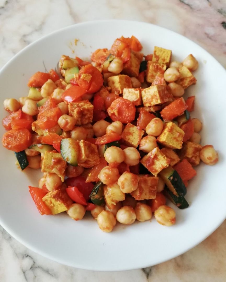 Garbanzos salteados con verduras y Tofu 