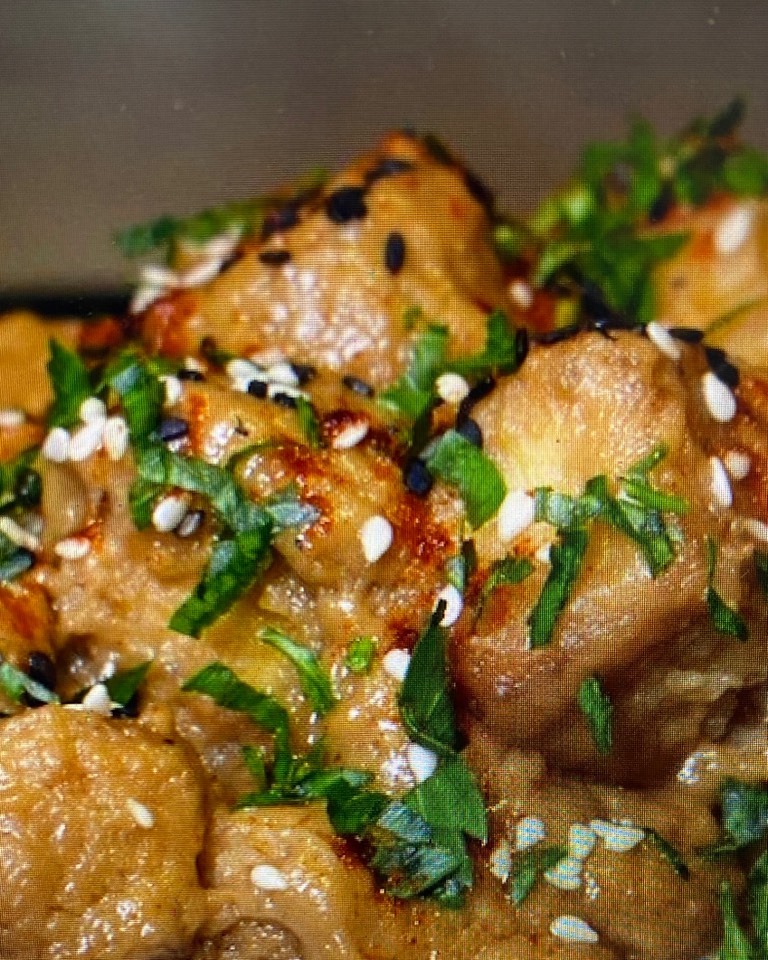 Tofu marinado con crema de cacahuete, soja, aceite de sésamo y jengibre Tofu marinado con crema de cacahuete, soja, aceite de sésamo y jengibre