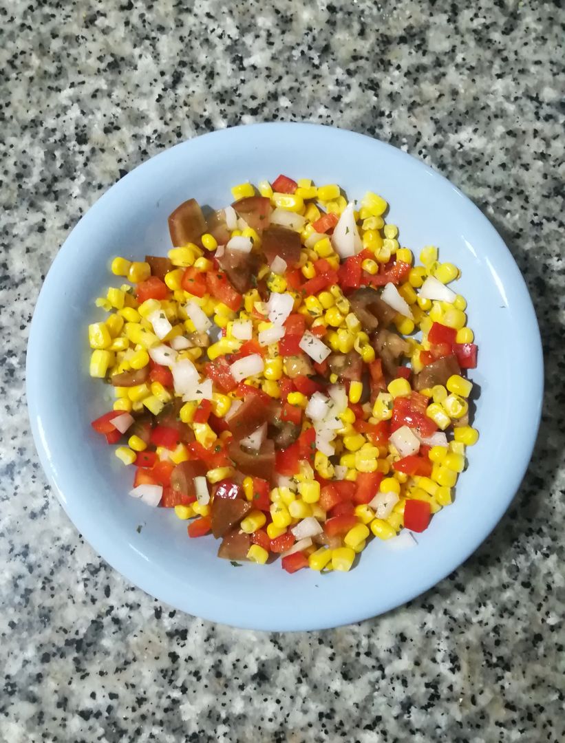 Comida ligera, ensalada sin lechuga Comida ligera, ensalada sin lechuga