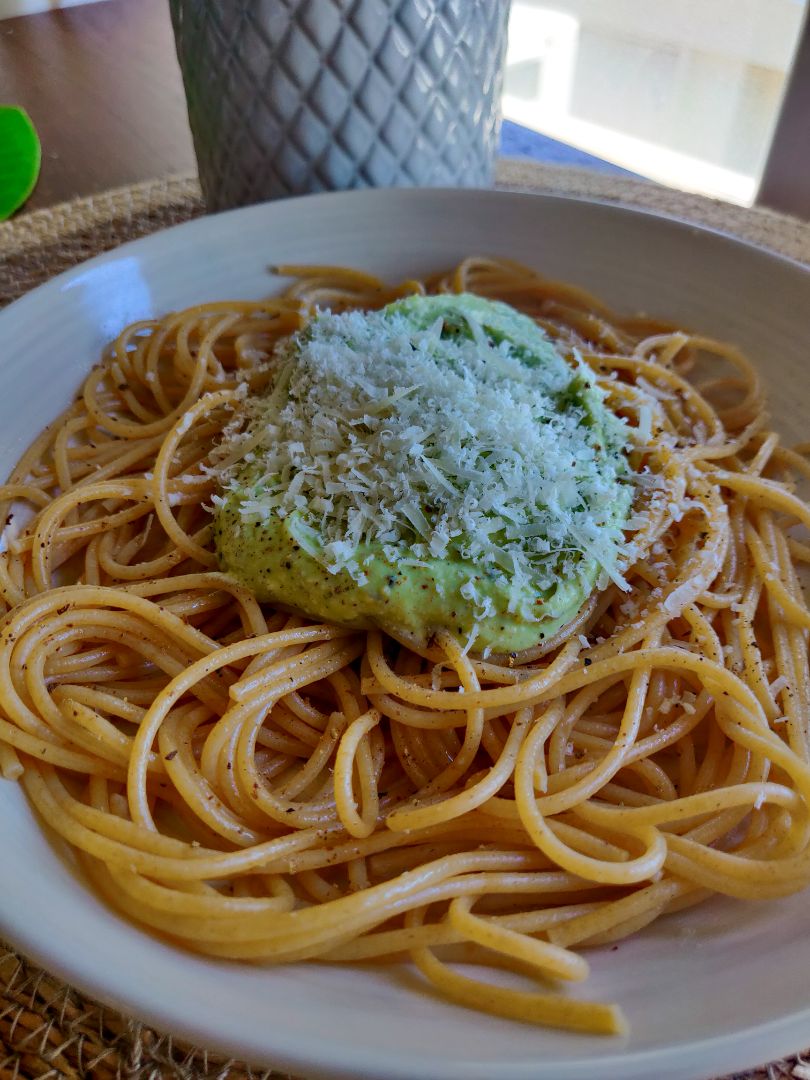 Espaguetis con salsa de aguacate