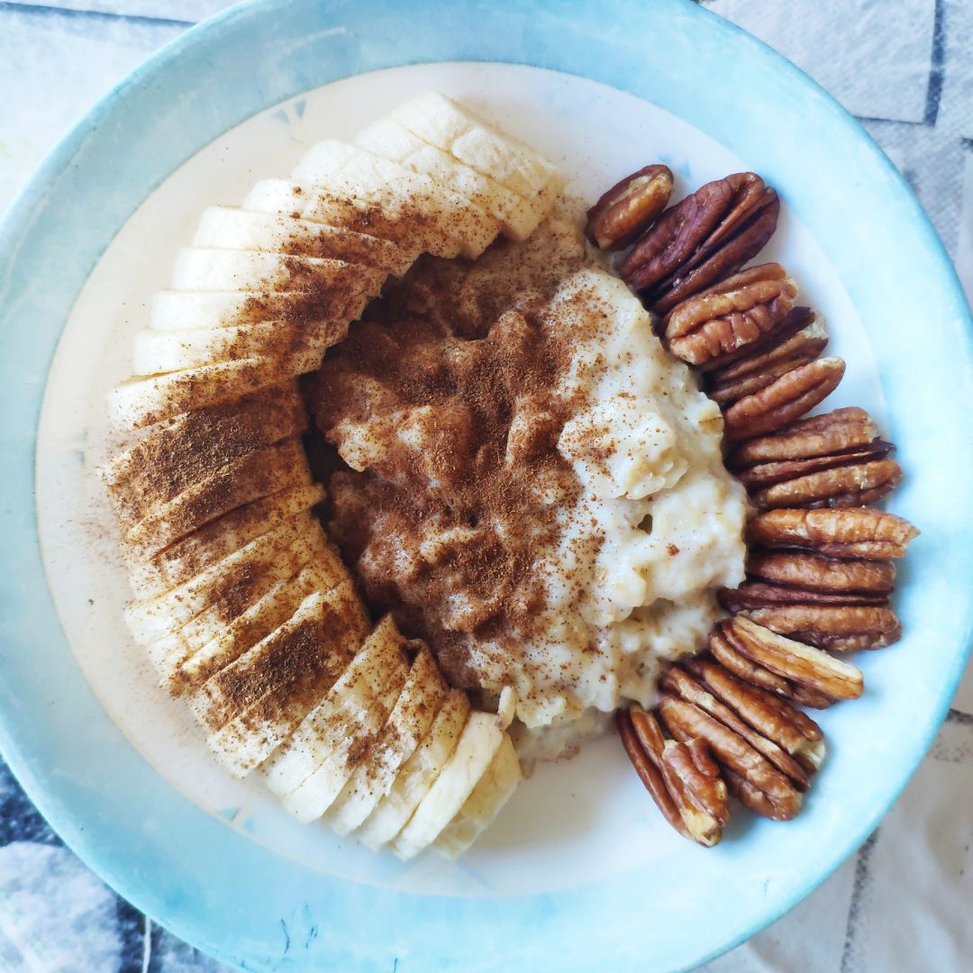 Porridge de avena con plátanos y nueces pecanas