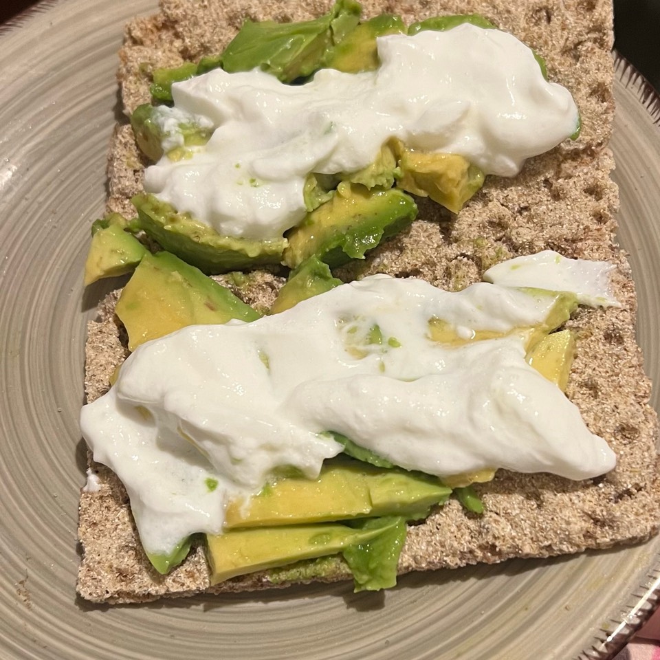 Tostas integrales con aguacate y yogur/kéfir 
