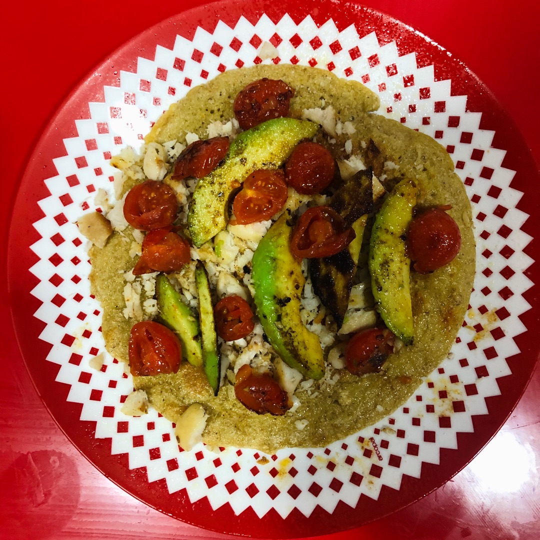 Tortita de avena con merluza, aguacate y cherrys 