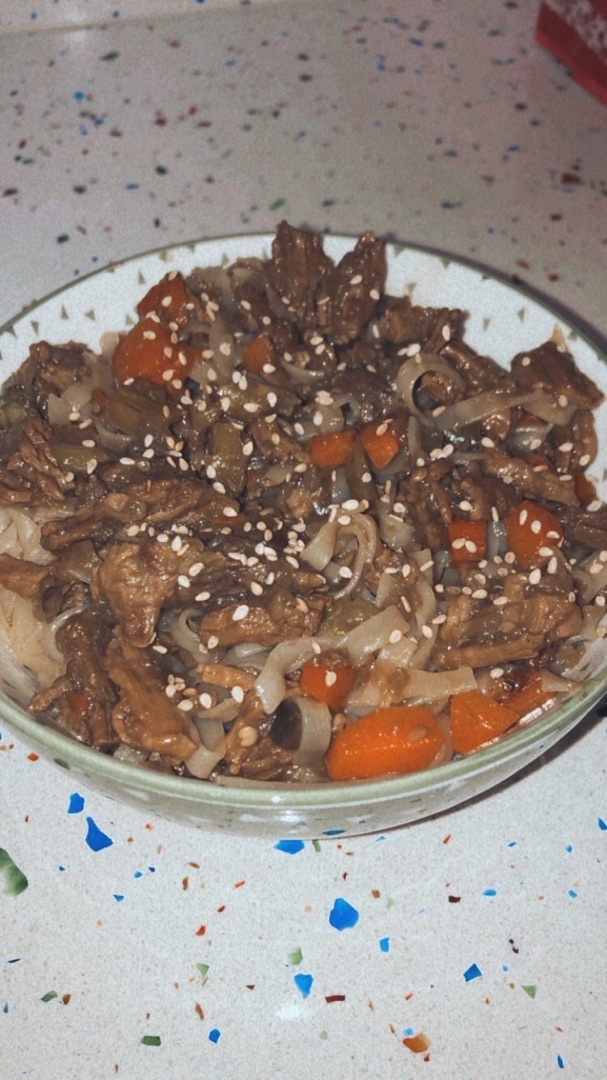 Noodles con verduras y cerdo