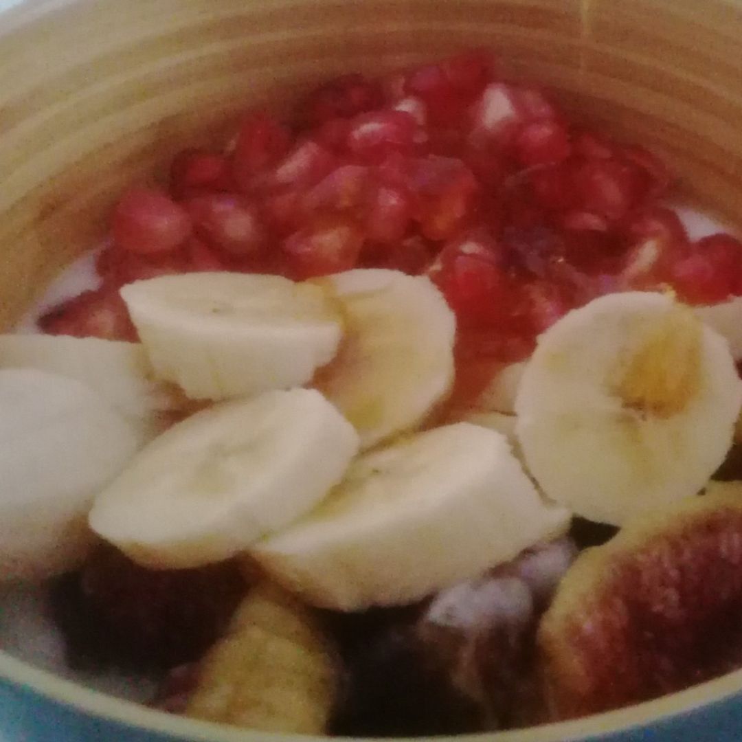 Yogourt con fruta y copos de maiz 