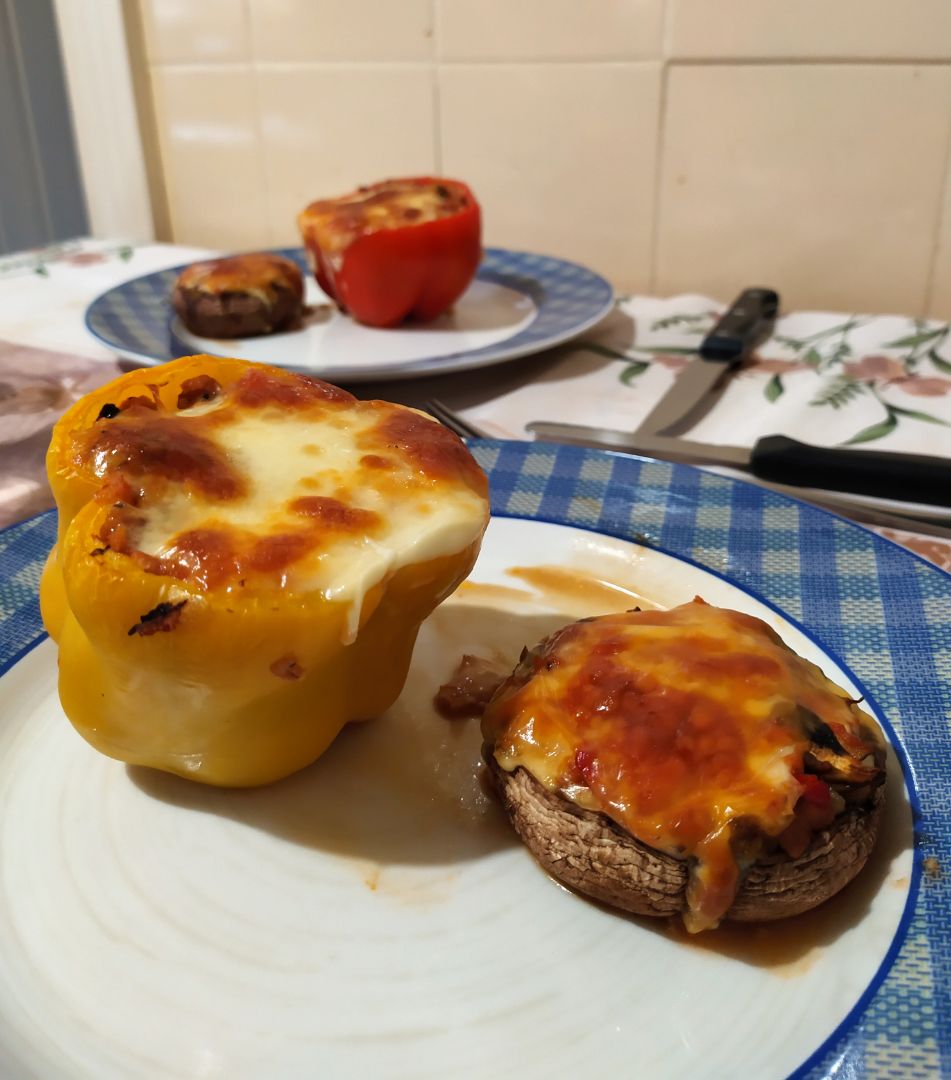 Pimientos y champiñones rellenos de falsa boloñesa Pimientos y champiñones rellenos de falsa boloñesa