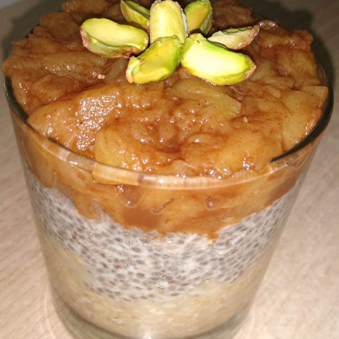 Pudding de chia y manzana asada con canela