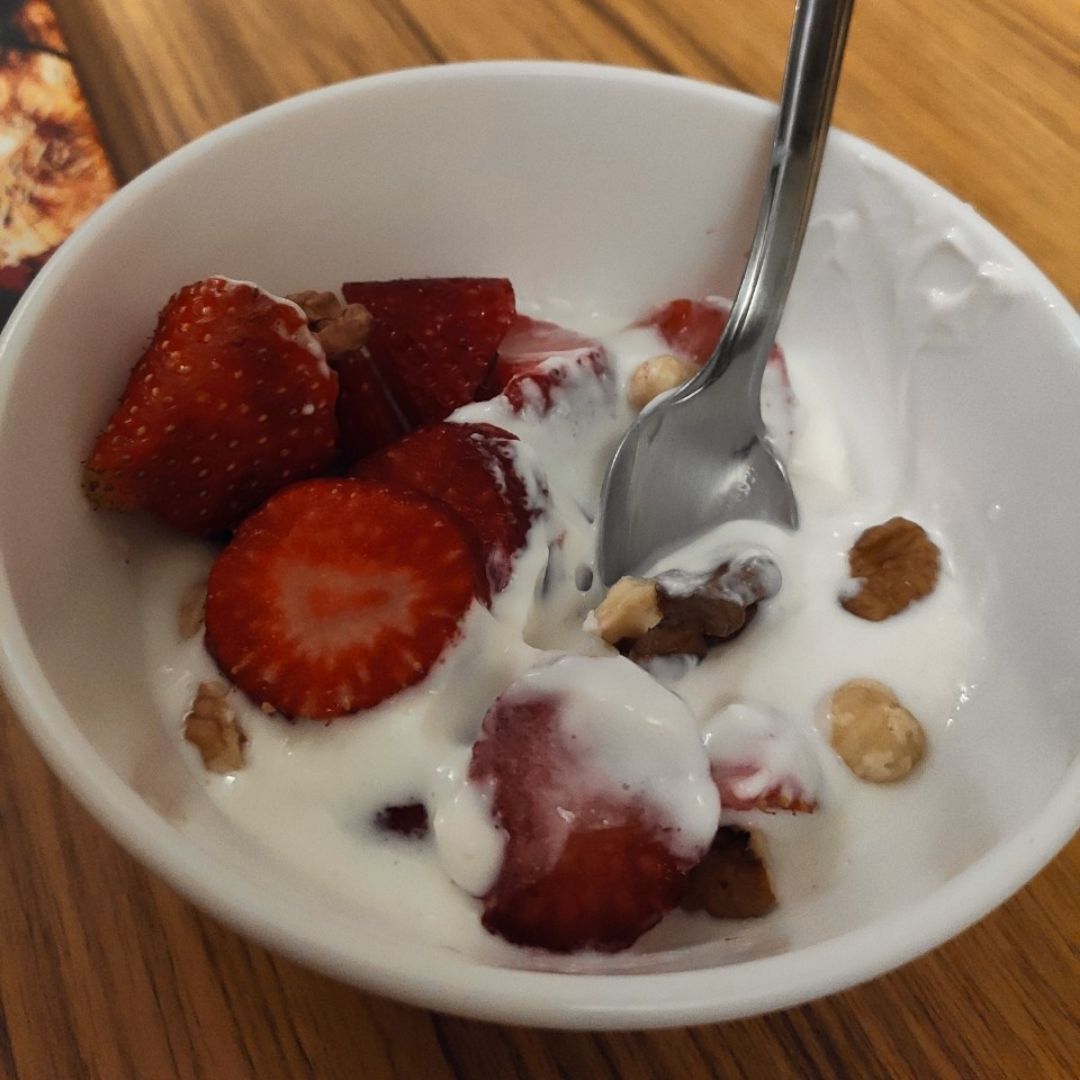 Yogurt con frutas y frutos