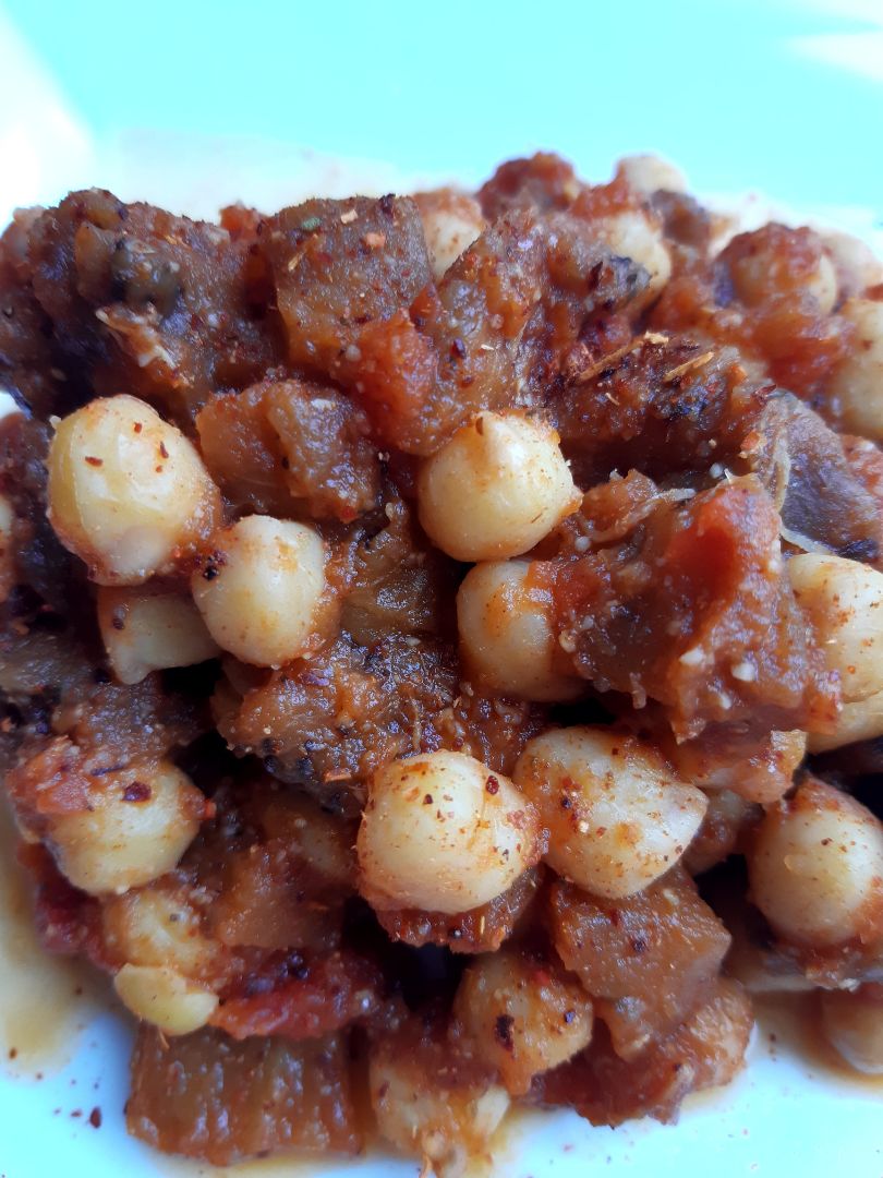 Garbanzos con berenjenas y salsa de tomate. Garbanzos con berenjenas y salsa de tomate.