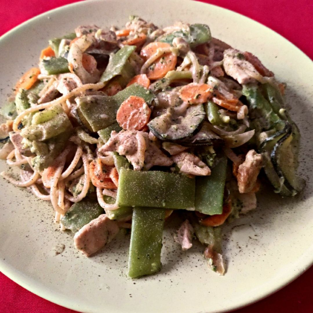 Pasta cremosa con pollo y verduras Pasta cremosa con pollo y verduras
