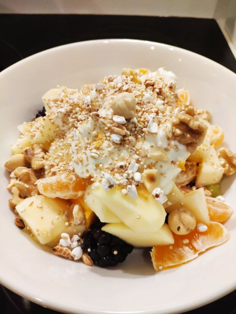 Bol de queso, fruta, frutos secos y cereales Bol de queso, fruta, frutos secos y cereales